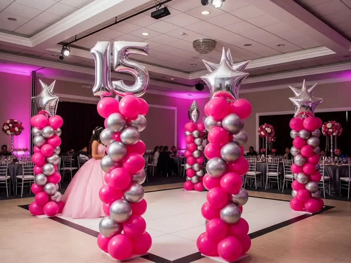 Columnas de globos rosa y plata en pista de baile de XV años