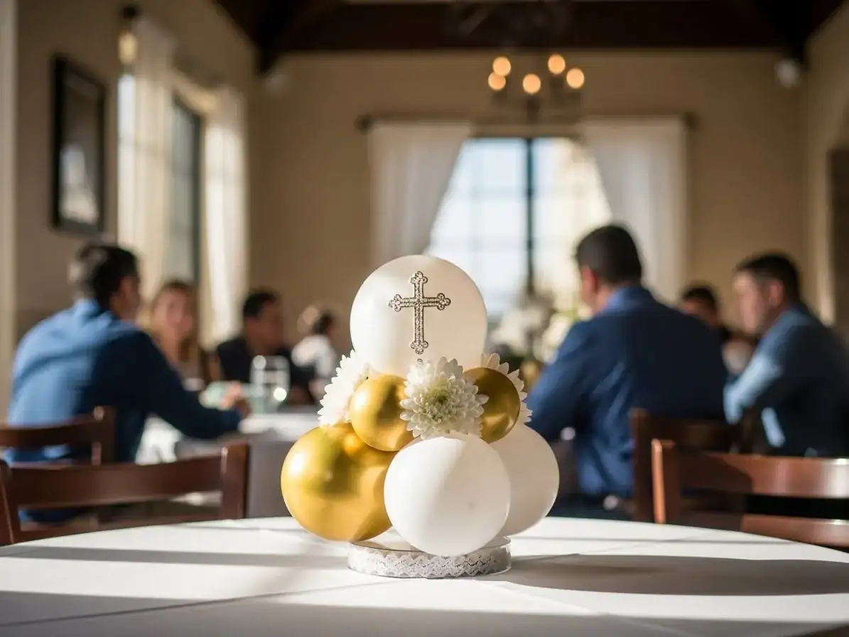 Centro de mesa con globos blancos y dorados con dije de cruz metálica y flores blancas, salón de banquetes con invitados