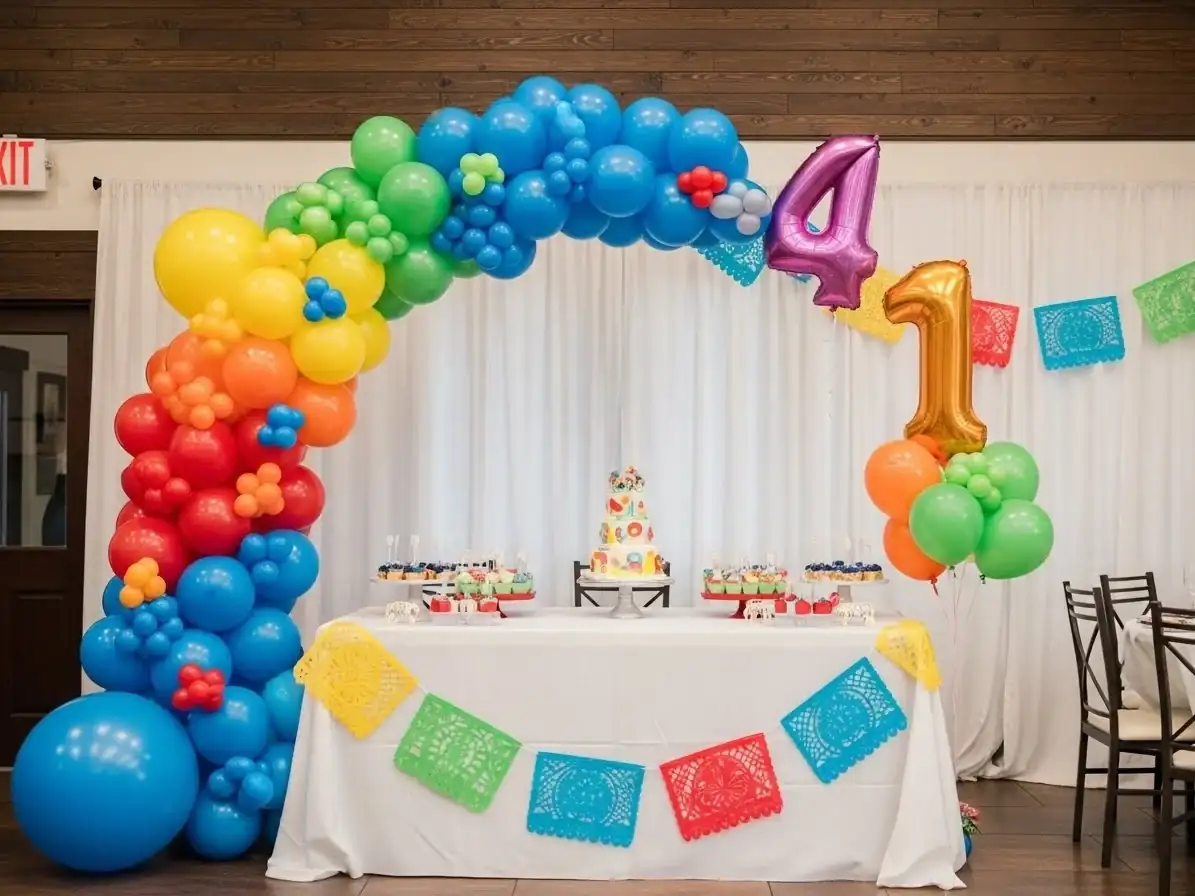 Globos de colores sobre mesa de dulces de cumpleaños